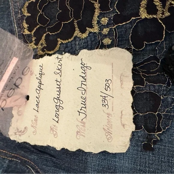 ❣️SOLD ❣️BEBE Lace Appliqué Long Gusset True Indigo Denim Skirt. Size 26. 40”L - Picture 13 of 17